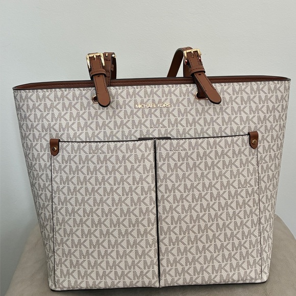 Michael Kors Handbags - Michael Kors—Jet Set Medium Logo Pocket Tote Bag